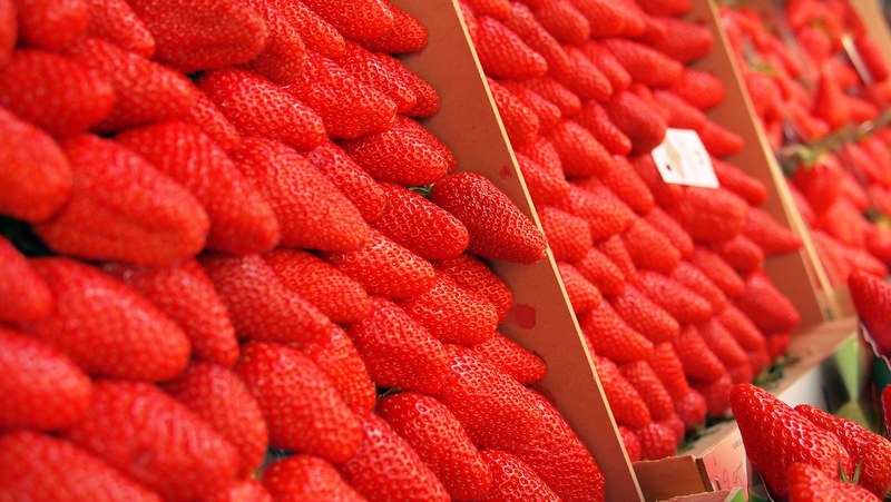 strawberries market open market berries berry 4k