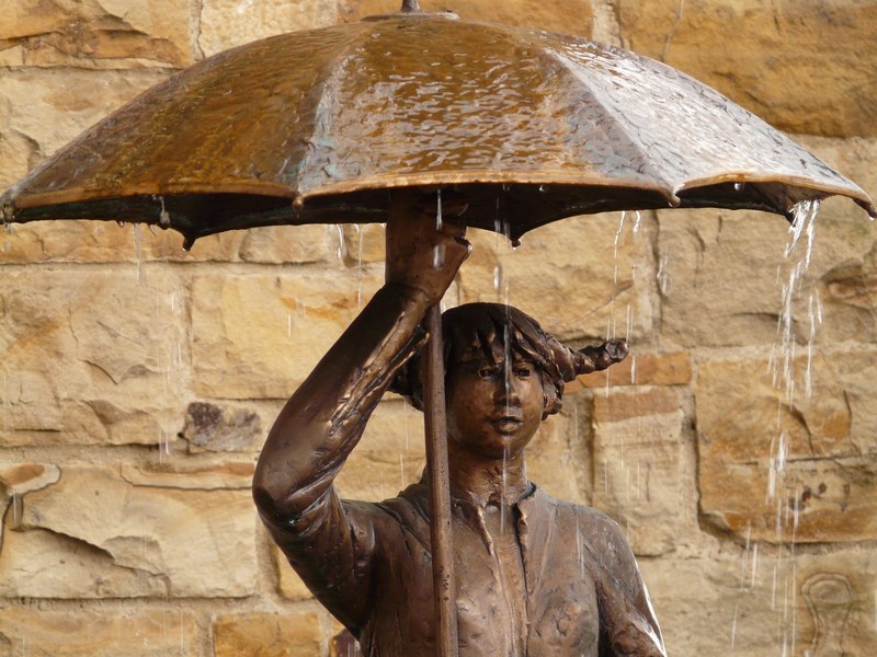 statue bronze umbrella woman figure metal wet 4k