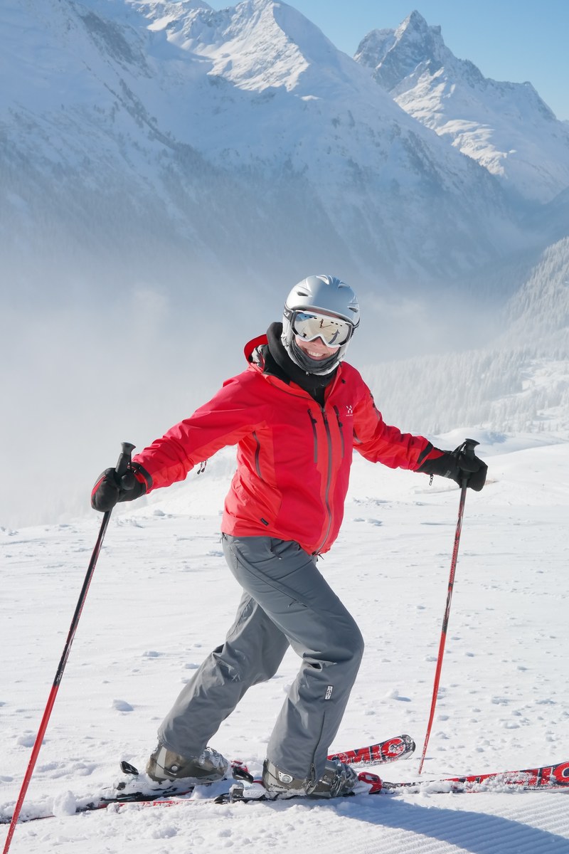 skier skiing ski run ski snow cold fun runway 4k