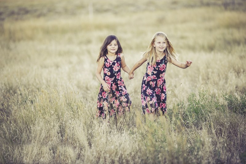 sisters girls summer fun children playing siblings 4k