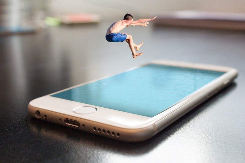 smartphone iphone apple jump summer boy child 4k