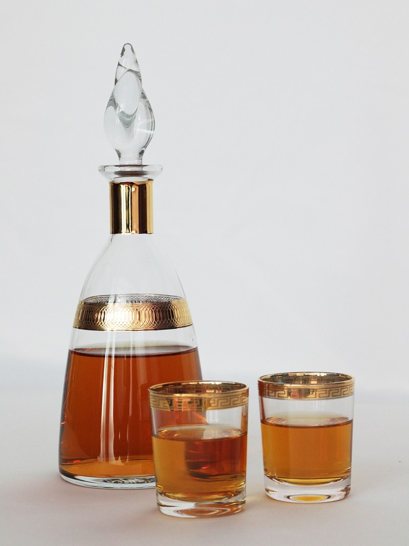 service bottle alcohol glasses 4k