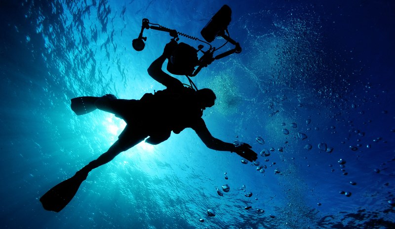 sea ocean water light diver underwater camera 4k