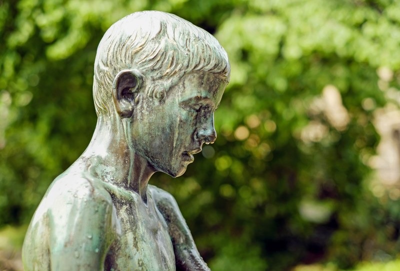 sculpture bronze child boy mourning park freiburg 4k
