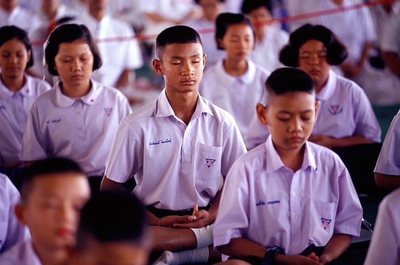 school boys girls buddhists meditate wat 4k