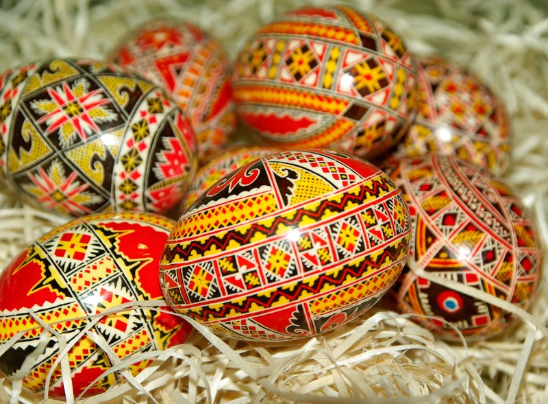 romania easter eggs painted eggs straw 4k