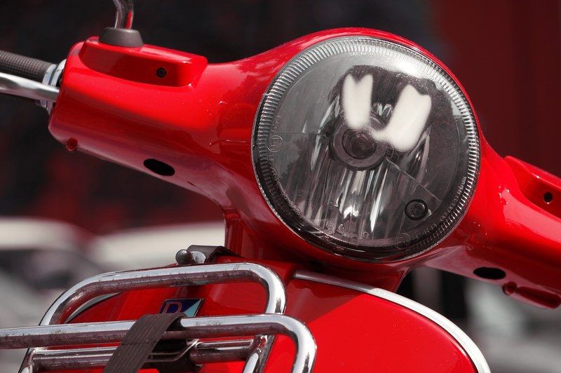 roller vespa motor scooter vehicle handlebars 4k