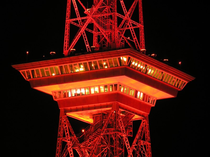 radio tower berlin night red illuminated lighting 4k
