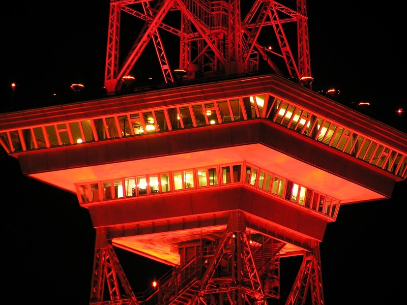 radio tower berlin night red illuminated lighting 4k