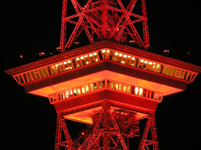 radio tower berlin night red illuminated lighting 4k