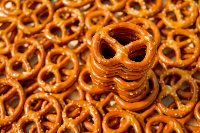 pretzel baked goods pretzels crispy salty 4k