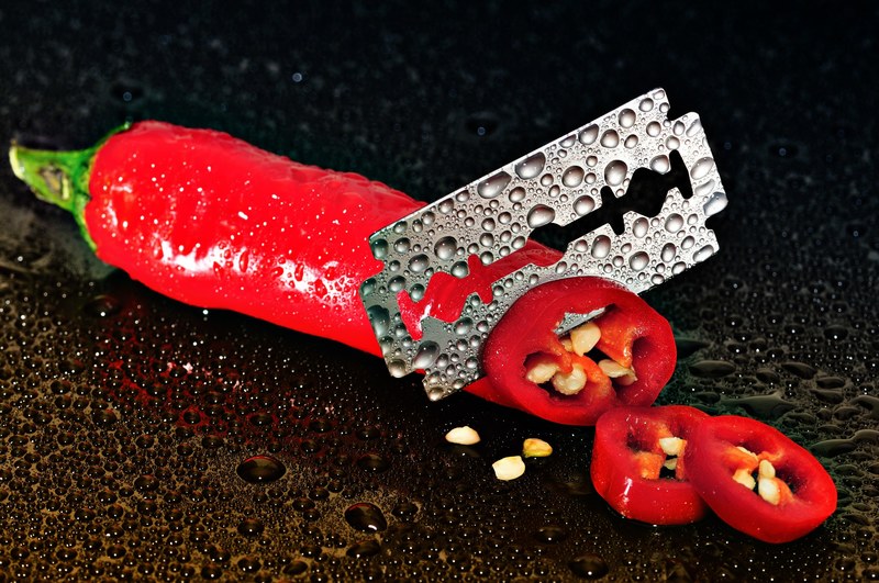 pepperoni red sharp cut knife razor blade wet 4k