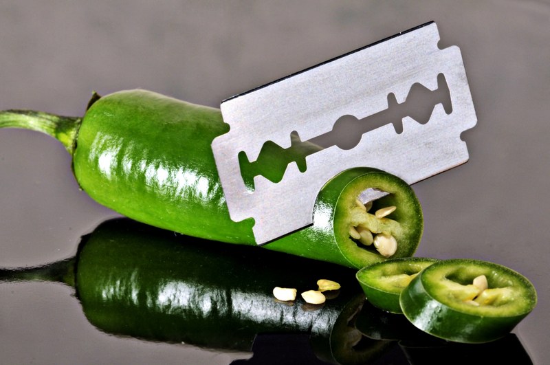 pepperoni green sharp cut knife razor blade 4k
