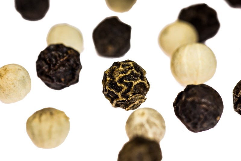 pepper peppercorns spice spices black white 4k