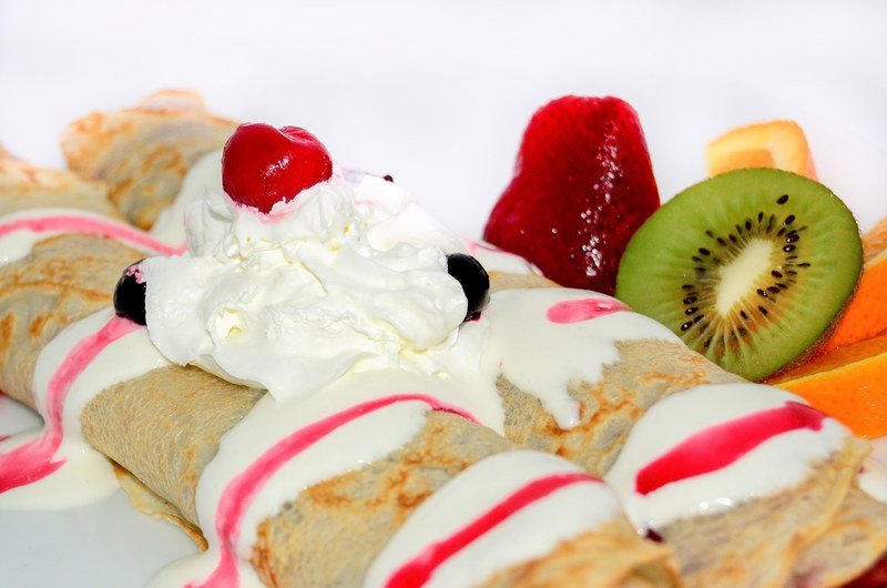 pancakes dessert fruit sweets whipped cream eating 4k