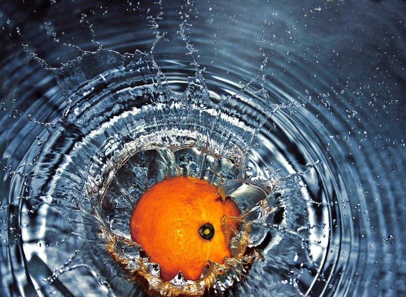 orange falling water splash fresh fruit 4k