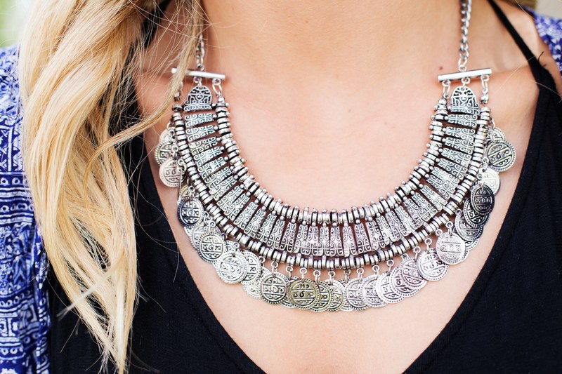 necklace jewelry silver woman pretty elegant 4k