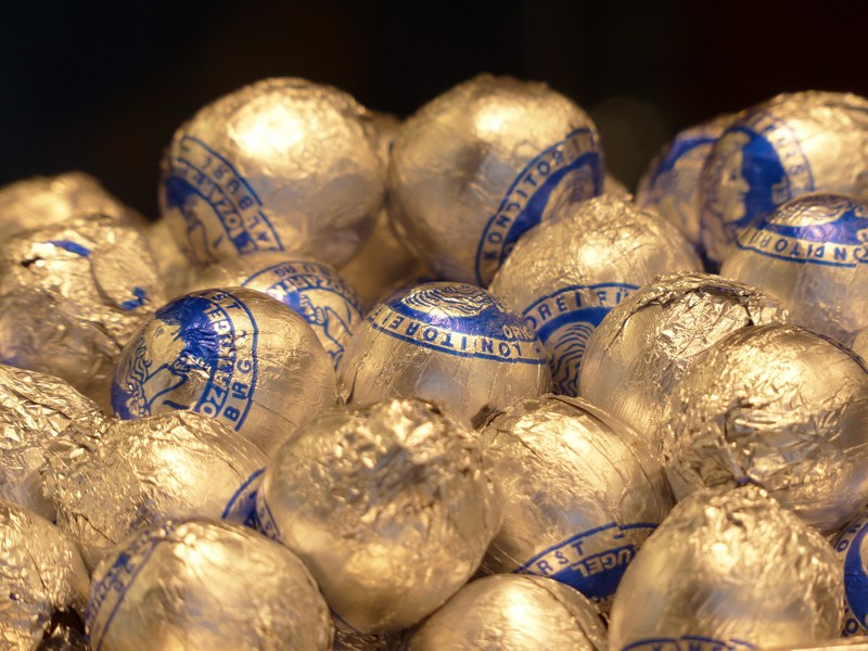 mozartkugeln chocolates sweetness chocolate shine 4k