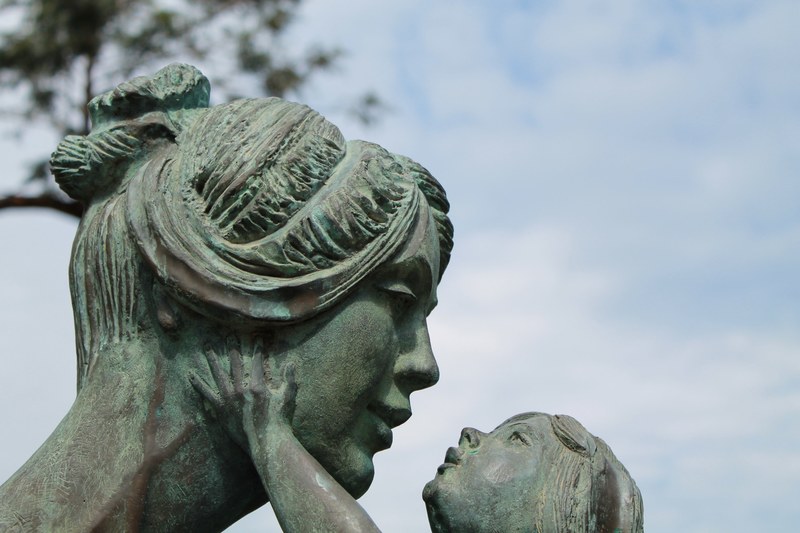 mother child sculpture figure family cohesion 4k