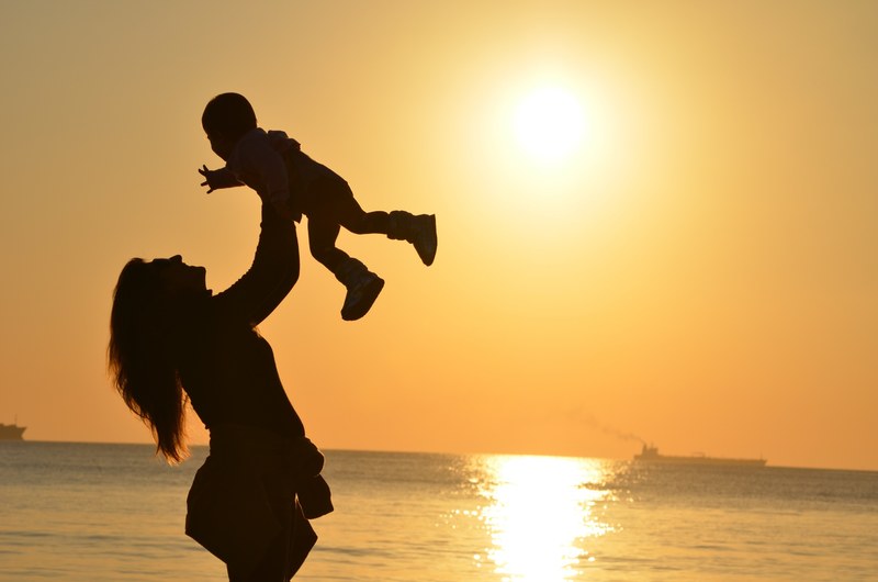 mother daughter love sunset mar ocean 4k