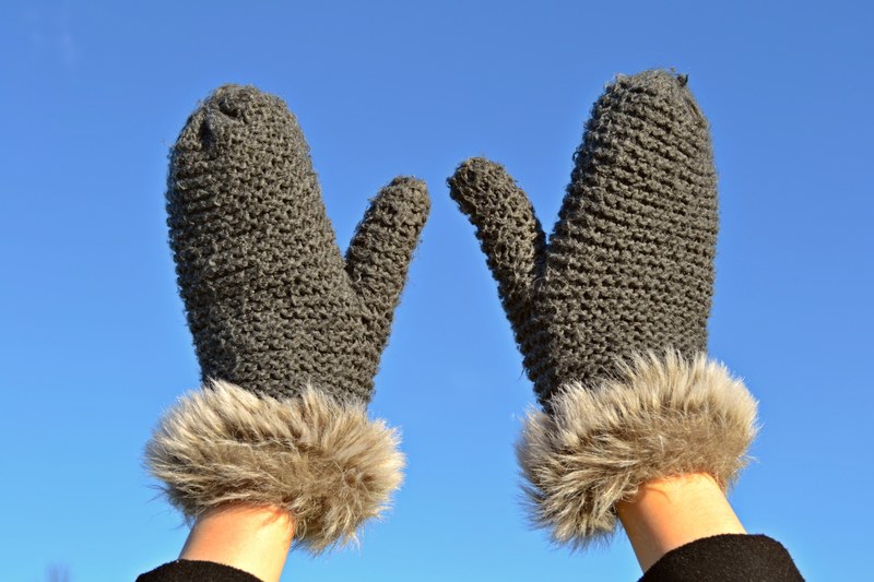 mittens gloves knitted pels blue sky winter 4k