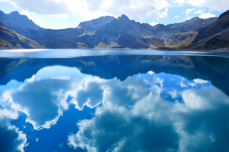 lüner lake clouds mirroring water sky blue lake 4k