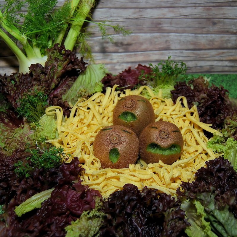 kiwi fruit vegetables salad spätzle noodles 4k