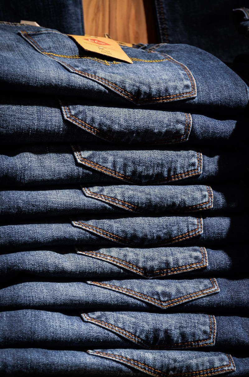 jeans pants blue shop shopping shelf exhibition 4k
