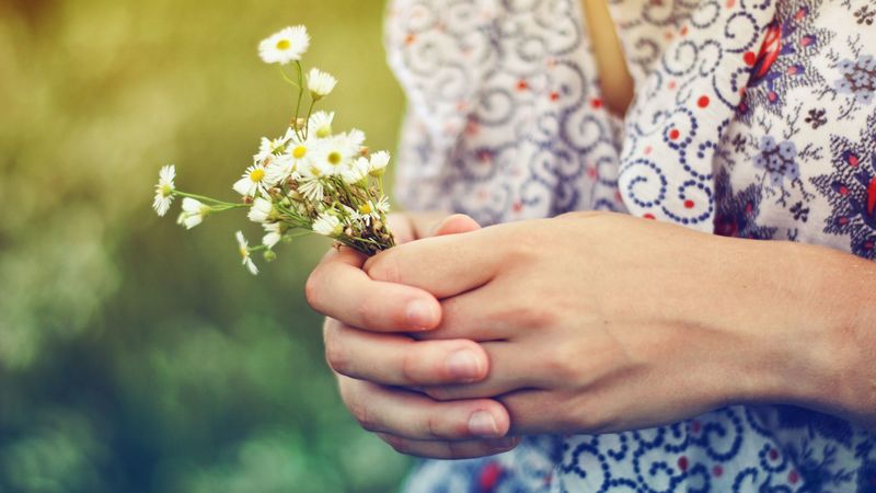 hands, bouquet, flowers, girl, 4k