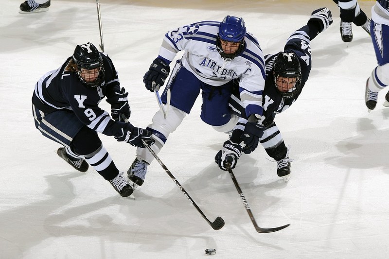 ice hockey puck players game pass forward contact 4k