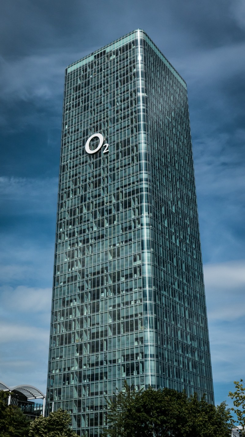 hochhaus uptown münchen o2 tower skyscraper building 4k