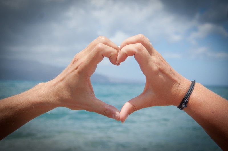 heart love hands valentines day romanticism 4k