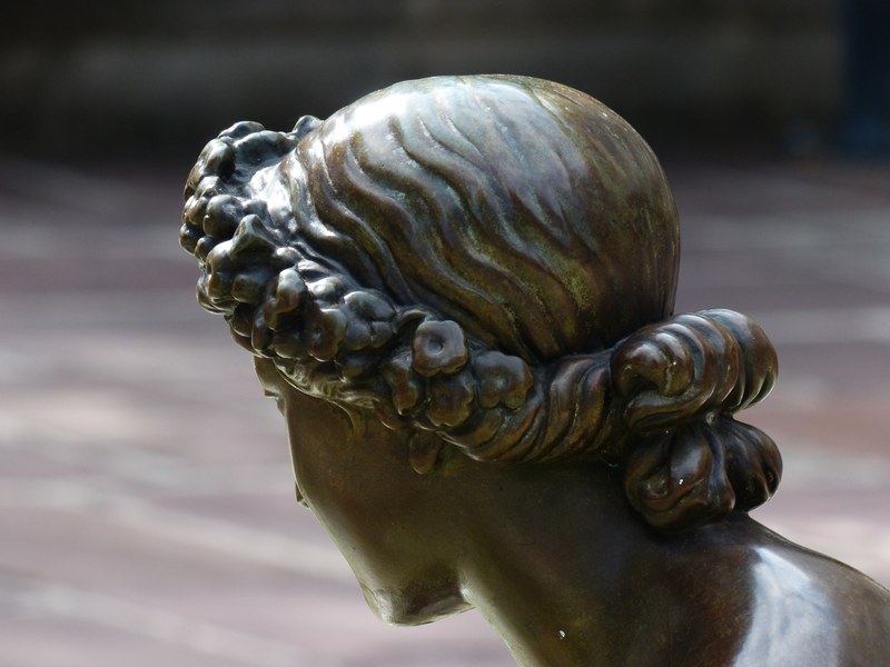hair wreath figure head statue bronze girl 4k