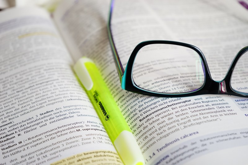 glasses read learn book text highlighter pen 4k