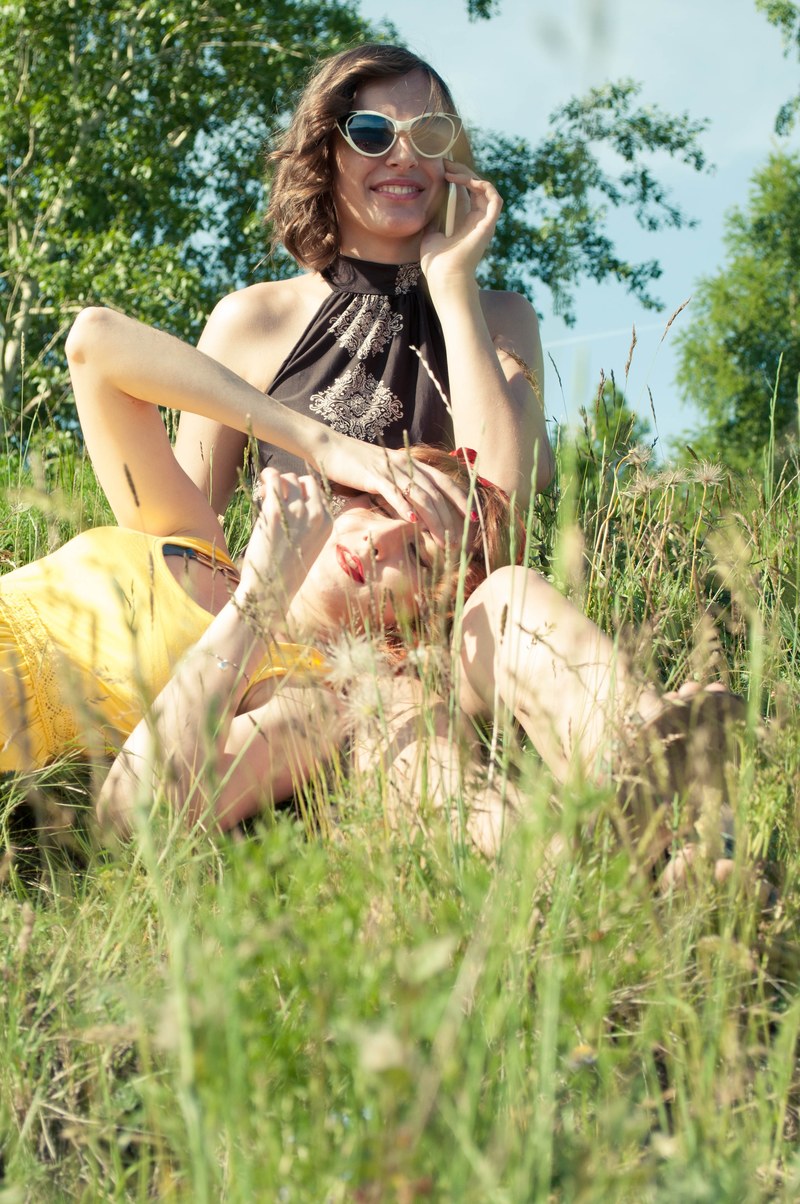 girls summer sun smiles joy friends stroll 4k