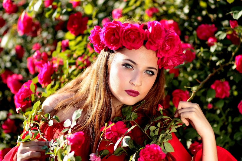 girl roses red wreath flowers beauty 4k