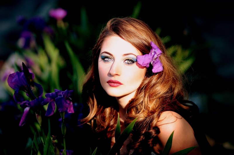 girl mov flowers iris blue eyes blonde beauty 4k