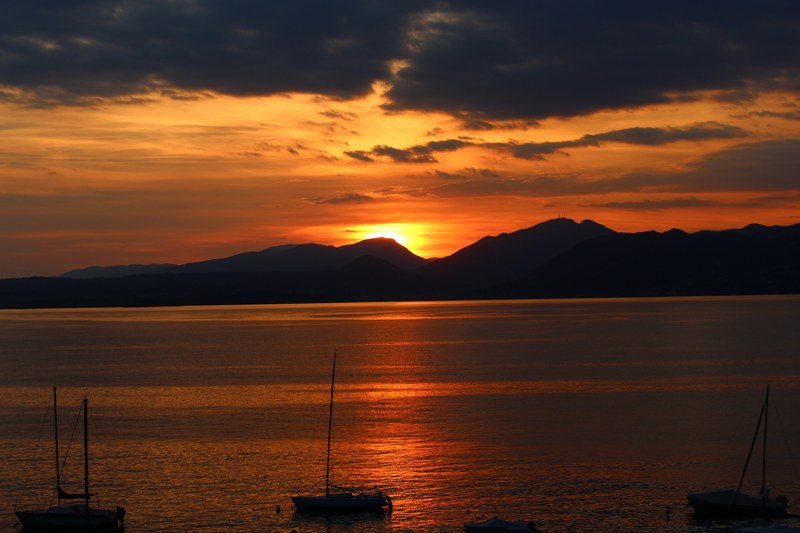garda sunset mountains mood dusk romance glow 4k