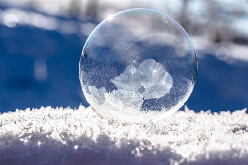 frozen bubble soap bubble frozen winter sunbeam 4k