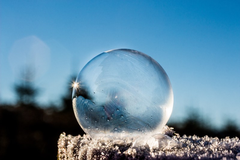 frozen bubble soap bubble frozen winter sunbeam 4k