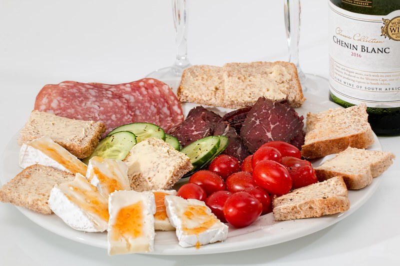food platter cheese salami smoked beef tomato 4k