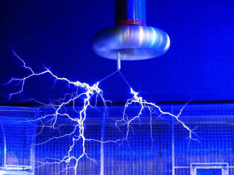 flash tesla coil experiment faradayscher cage 4k