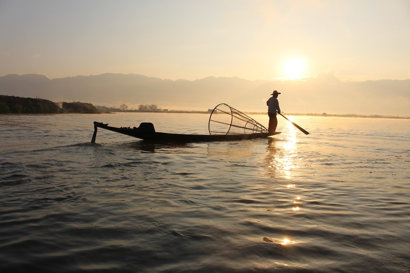 fisherman boat inle lake myanmar burma water 4k