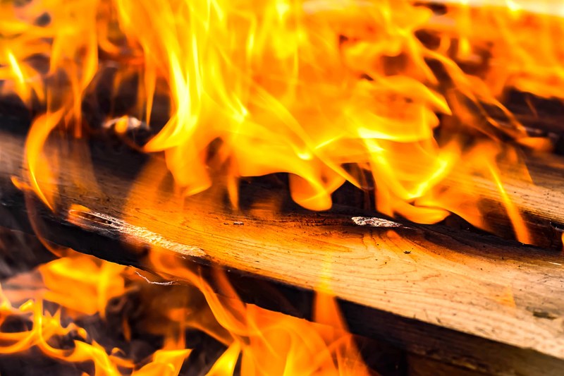 fire wood flame campfire adventure burn fireplace 4k