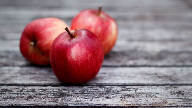 apples, red, boards, 4k