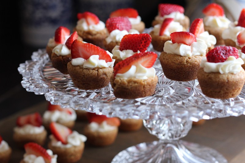 dessert strawberry tart berry fruit cupcakes cake 4k