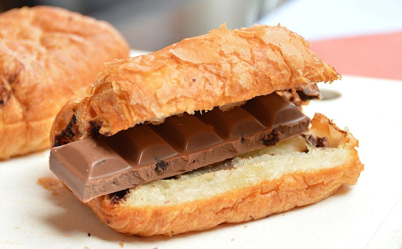 croissant chocolate breakfast healthy fruit and nut 4k