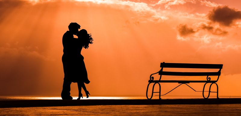 couple romance love kiss lovers bench sunset 4k