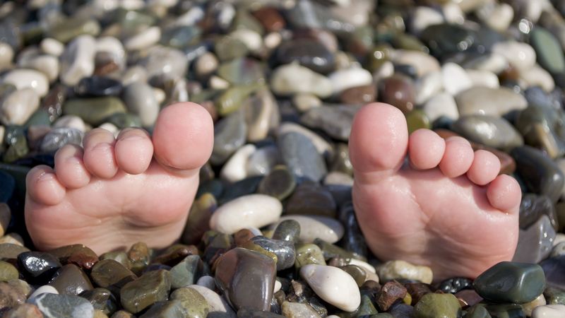summer, sea, legs, pebble, beach, funny, situation, 4k