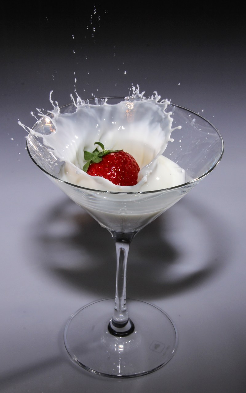 cocktail glass glass strawberry cream immersion 4k